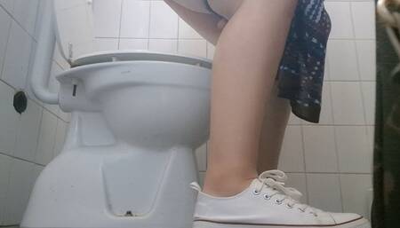 Big pee in the bar bathroom 4K