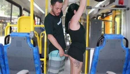 Old scoundrel with an encoxada and masturbates until he cums on the brunette in the bus