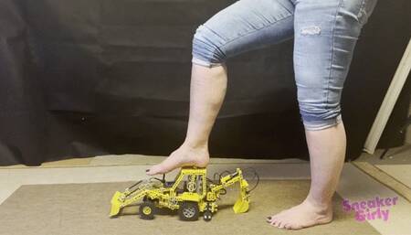 Sneaker-Girl Akira - Crush Big Toy Excavator
