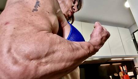 fbb hairy pump muscles giantess wide back flex big boobs pecs huge traps alpha role in the house posing flexing grunt deep voiice massive muscles huge biceps fbb