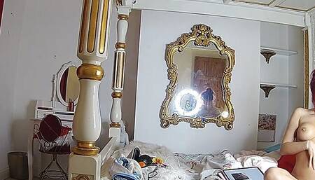 Lantaland - Sexy naked babe teases live cam show viewers