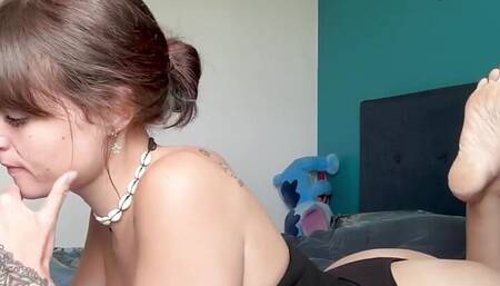 Vends-ta-culotte - Beautiful French amateur MILF shows off and masturbates in front of you