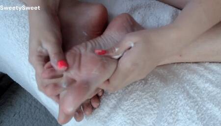 Foot massage with cream