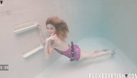 wmv Slut relaxes underwater with vibrator after party