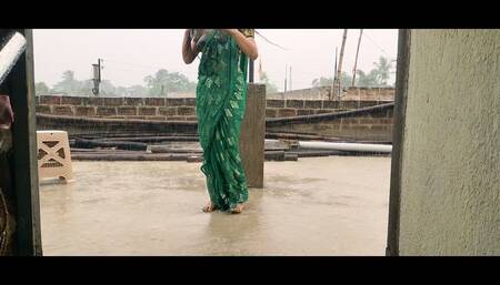 New Style XXX Video of Drenched Bhabhi