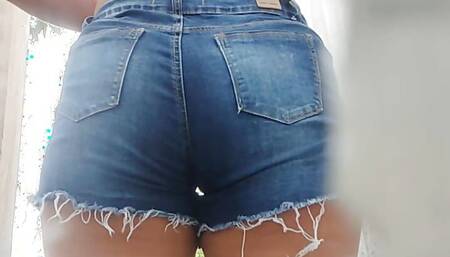 Camera records WOMAN in beach dressing room (ASS)