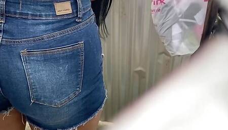 Camera records WOMAN in beach dressing room without realizing it (LATINA IN PUBLIC)