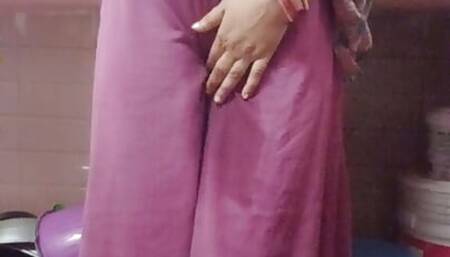 Hot sexy Kitu Bhabhi took out the water from the roof by filling brinjal in her pussy.
