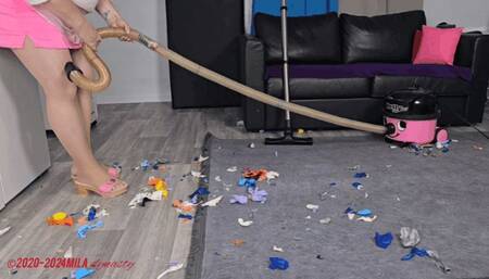 Mila in Scholl - 100 Balloons challenge - clean up