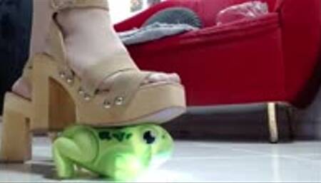 Crushing crush a big toyfrog in nylons and steve madden sandals wooden on in 1000 pieces