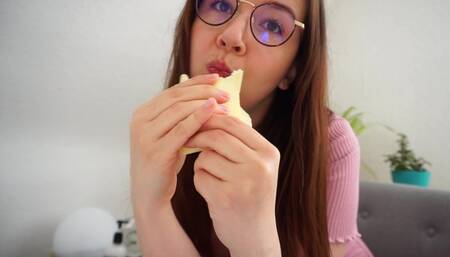 Giantess Nachbarin isst dich auf