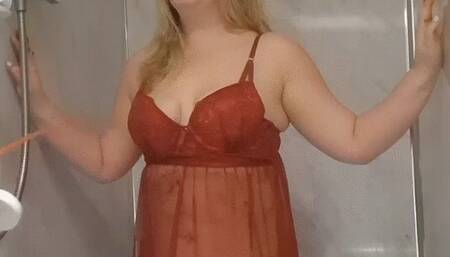 Pretty Blonde gets sploshed