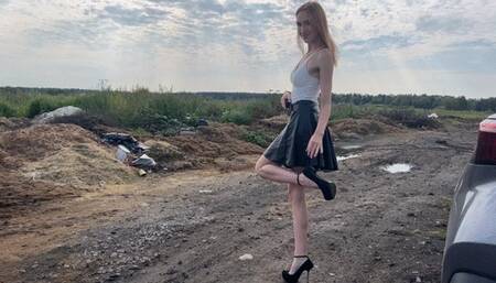 A girl in thin-heeled shoes accidentally stepped in the mud on a country road, but she was not upset because there will always be someone who wants to wash her shoes