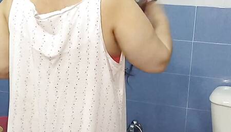 GORGEOUS BBW DESI SEXY CHUBBY BHABHI NETU NUDE BATHING WITH HOT WATER SHOWER