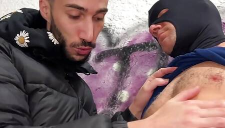 CITEBEUR.com - Armpit sniffing, mouth filling