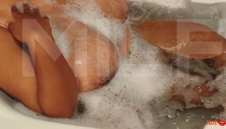 Pussy Play in the Tub with Curvy MILF