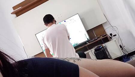 I want sex with this technician, I'm showing him my ass, hopefully!