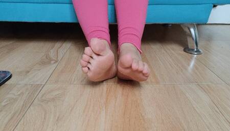 Dolce Amaran teaching you how to worship her wonderful feet - BBW - LEGS - FOOT WORSHIP - FEET WORSHIP - NATURAL NAILS - BIG FEET - TEASING -CURVE WOMAN - FAT WOMAN- NAILS FETISH- SPANDEX - BAREFOOT - SOLES - WRINKLED SOLES - TOES WIGGLING - FOOT WORSHI