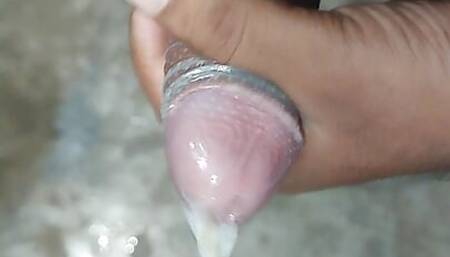 Akele ladake ne bathroom me condom lagakar masterbate kiya