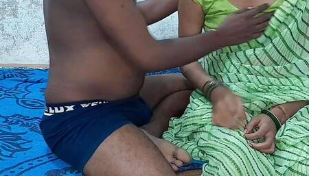 Payal bhabhi ko palang par baitha kar kiss kiya fir tange utha kar chod chudayi indian bhabhi ki Desi