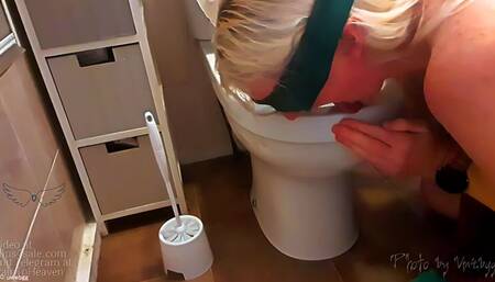 Barefootsub licks her toilet clean c4s