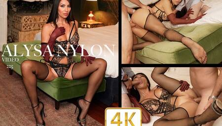 ALYSA EN BAS NYLON AVEC DEUX HOMMES SE FAIT CARESSER LES PIEDS ET LES JAMBES AVANT DE SE FAIRE BAISER