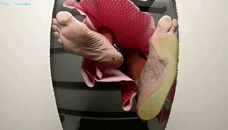 Moody Milf barefoot LONG SOLES crushing again! - MP4