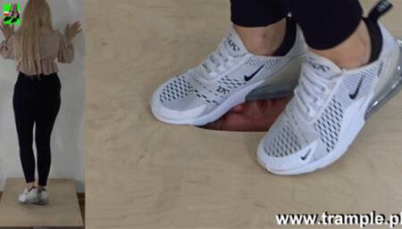 Stomping on the face in Nike sneakers MP4