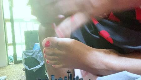 Giantess makes Goddess Foot Dust fall on Teenie City 1080