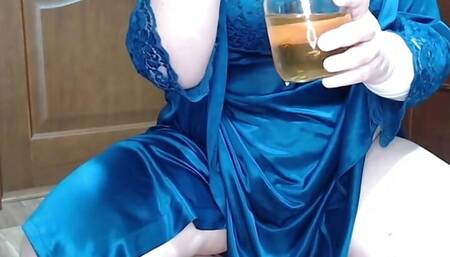 Mature mother-in-law washes her fat ass to meet her son-in-law