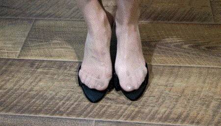 Dipping in black sabots shoes, crushed shoe MP4
