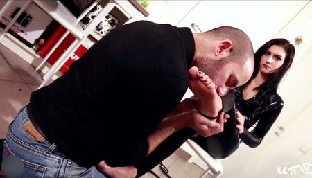 LADRA DAGLI OCCHI DI GHIACCIO DOMINA COI PIEDI - WMV SD