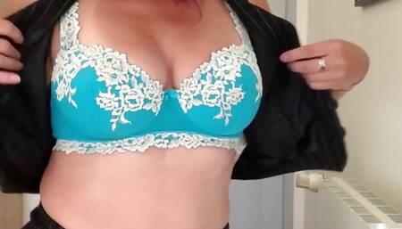 Vends-ta-culotte - Stunning 40-year-old French amateur woman sensually undresses and fondles herself