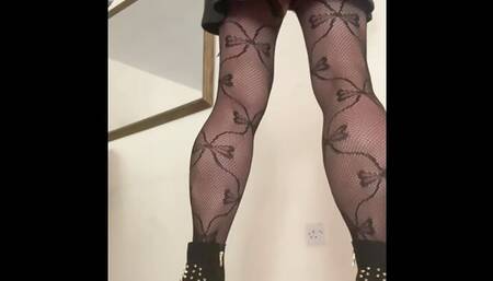 Crossdresser wanking and cumin in sexy heels.