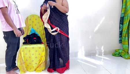 Without Blouse Saree Wearing Gujarati Desi Aunty Fucked by Bra Sells men