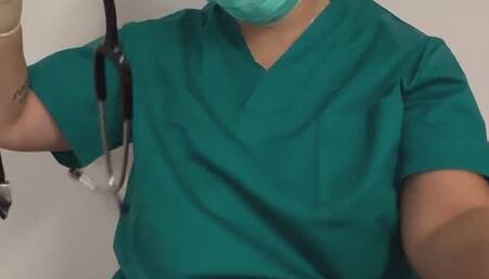 Sinnliches Rollenspiel in OP-Kleidung – Sterile Handschuhe und Notfalltasche