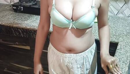 Bete ne ki randi suteli ki chudai, Har roj gair mardo se chudwata hai apni suteli ko in kitchen me choda hindi dirty sex