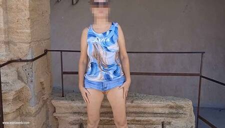 Exela's flashing exhibitionism during a sightseeing tour