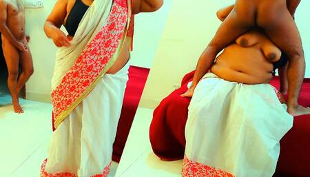 Cor Aya aur Gerehini ko Thapa Tap Choda Jab Usni Saree Blouse Pahentha!