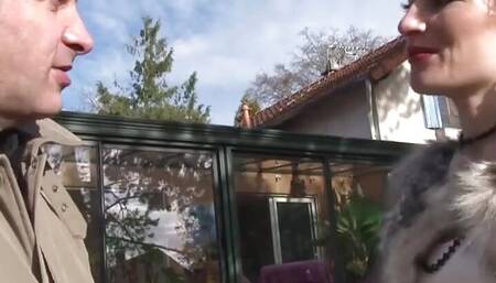 Mature bourgeoise shows us around her house and her ass at the same time