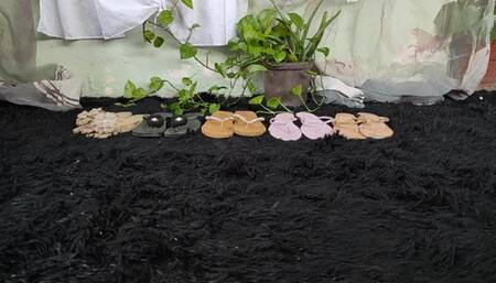 Alicia tries on many flip-flops to find out which one fits her feet best (2)