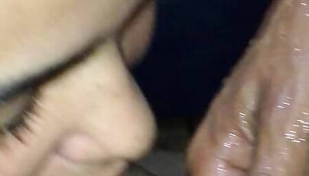 Moreno tatuado tomando banho