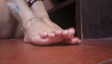 Roxan and the wrinkled soles of her feet (3)