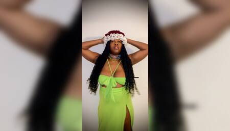 EBONY BBW COUGAR SUCKS HER OWN NIPPLES