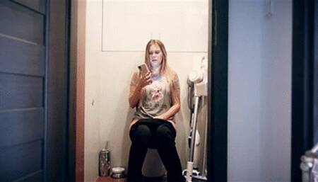 Toilet while talking with a friend mp4 HD