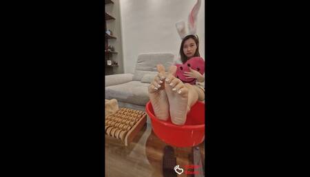 HOT Shiny BlingBling Toes POV Feet Modeling Session with Sexy Asian Student LingYi!