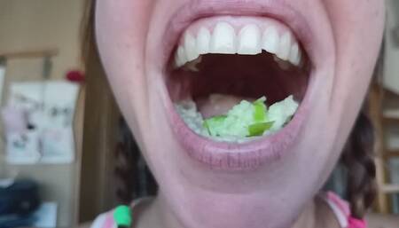 Lania se come una manzana a cámara lenta