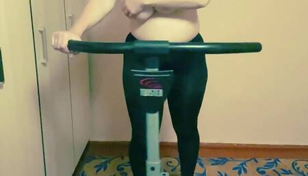 Curvy Katerina trains and puts a hole to a fan's