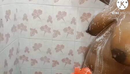 Tamil Desi aunty show our boobs and washing our body with bothroom