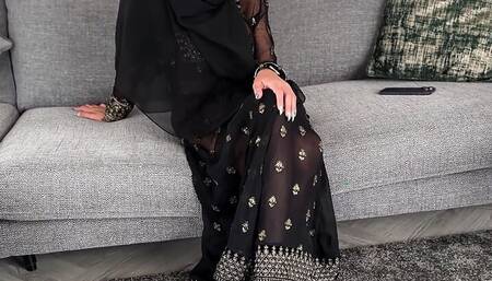 Hijabi Guesthouse Owner Finds a Vibrator and Cums